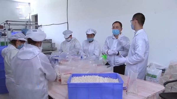 思路出路--一根掛面（配圖）掛面廠(chǎng)工人正在包裝2.jpg