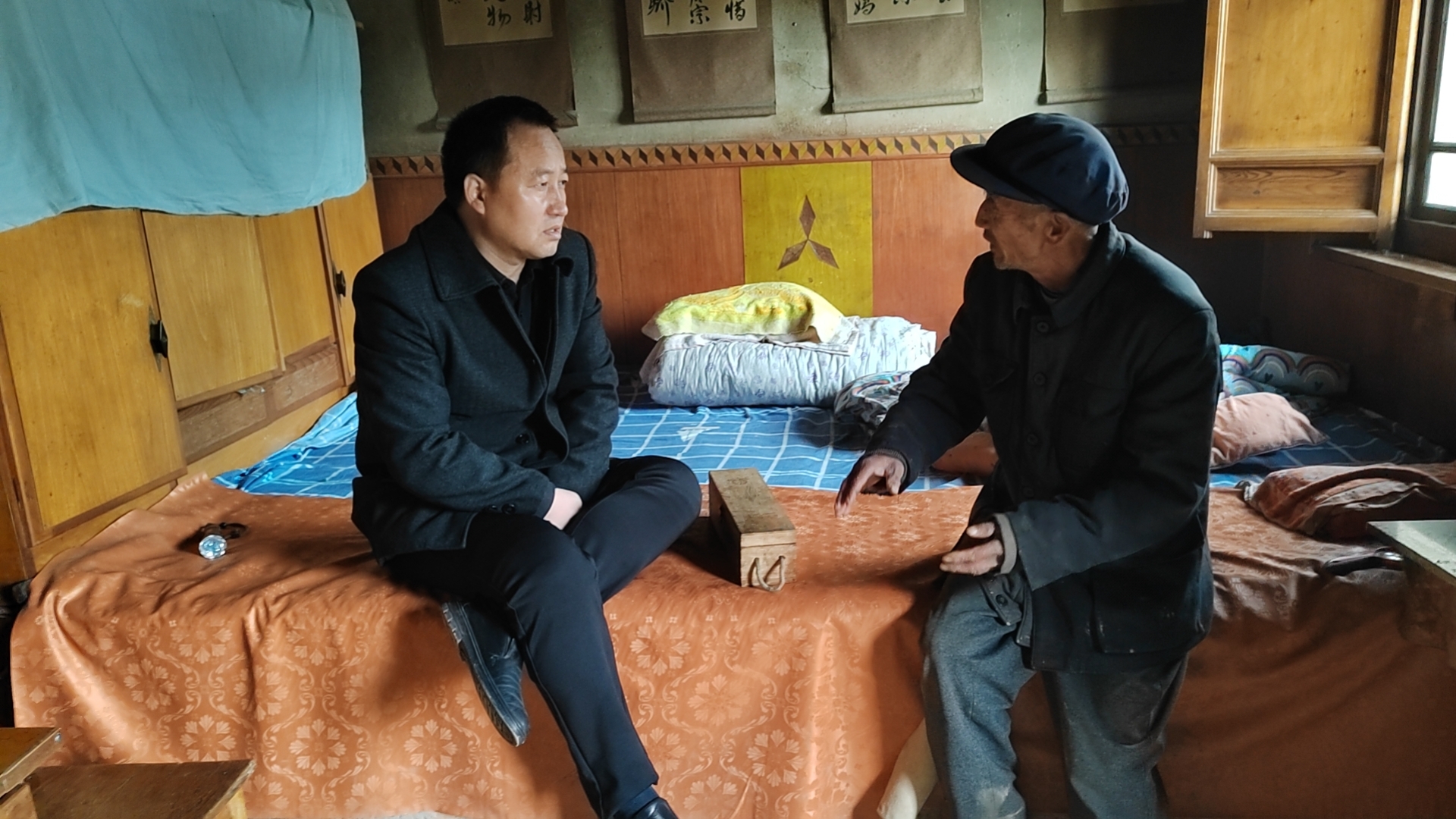 馬海軍（左）走訪慰問(wèn)困難群眾。 （通渭縣委組織部供圖）.jpg