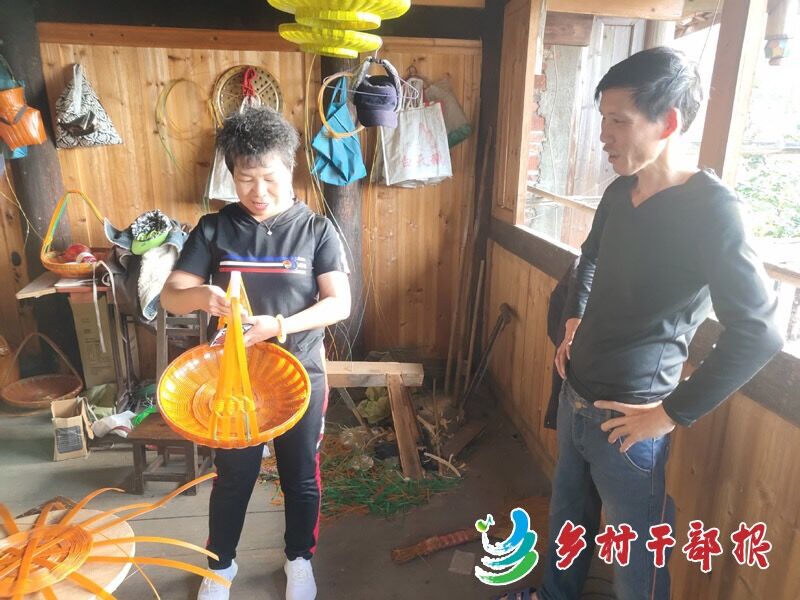 吳厚輝回訪(fǎng)入戶(hù)查看滾大村民生產(chǎn)生活現(xiàn)狀.jpg