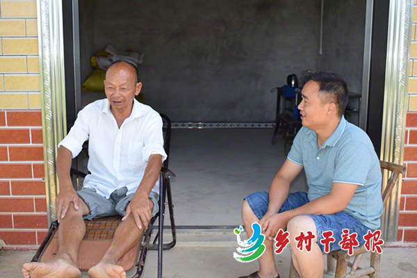 王海蘭（右）走訪(fǎng)貧困戶(hù)2。.jpg