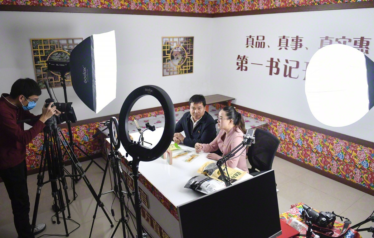 高世龍（左）“直播帶貨”推介農(nóng)副產(chǎn)品。.JPG