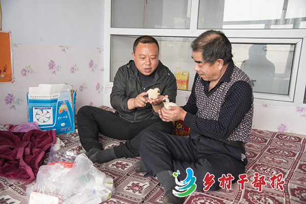 王華（左）到村民巖家中走訪(fǎng)2.jpg