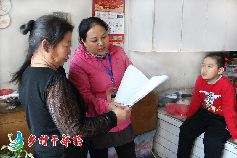 陳洪娟（中）帶著兒子走訪(fǎng)農(nóng)戶(hù)2.jpg