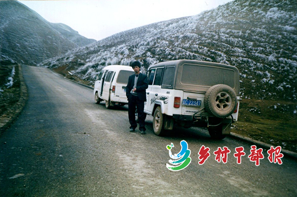 2006年，陳豪的父親買回了一輛北京吉普。從縣城開(kāi)回家的路上，請(qǐng)朋友拍下這張照片2.jpg