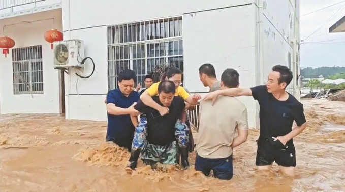 陽湖鎮黨員干部帶頭救助受災群眾。 （屯溪區委組織部供圖）.jpg